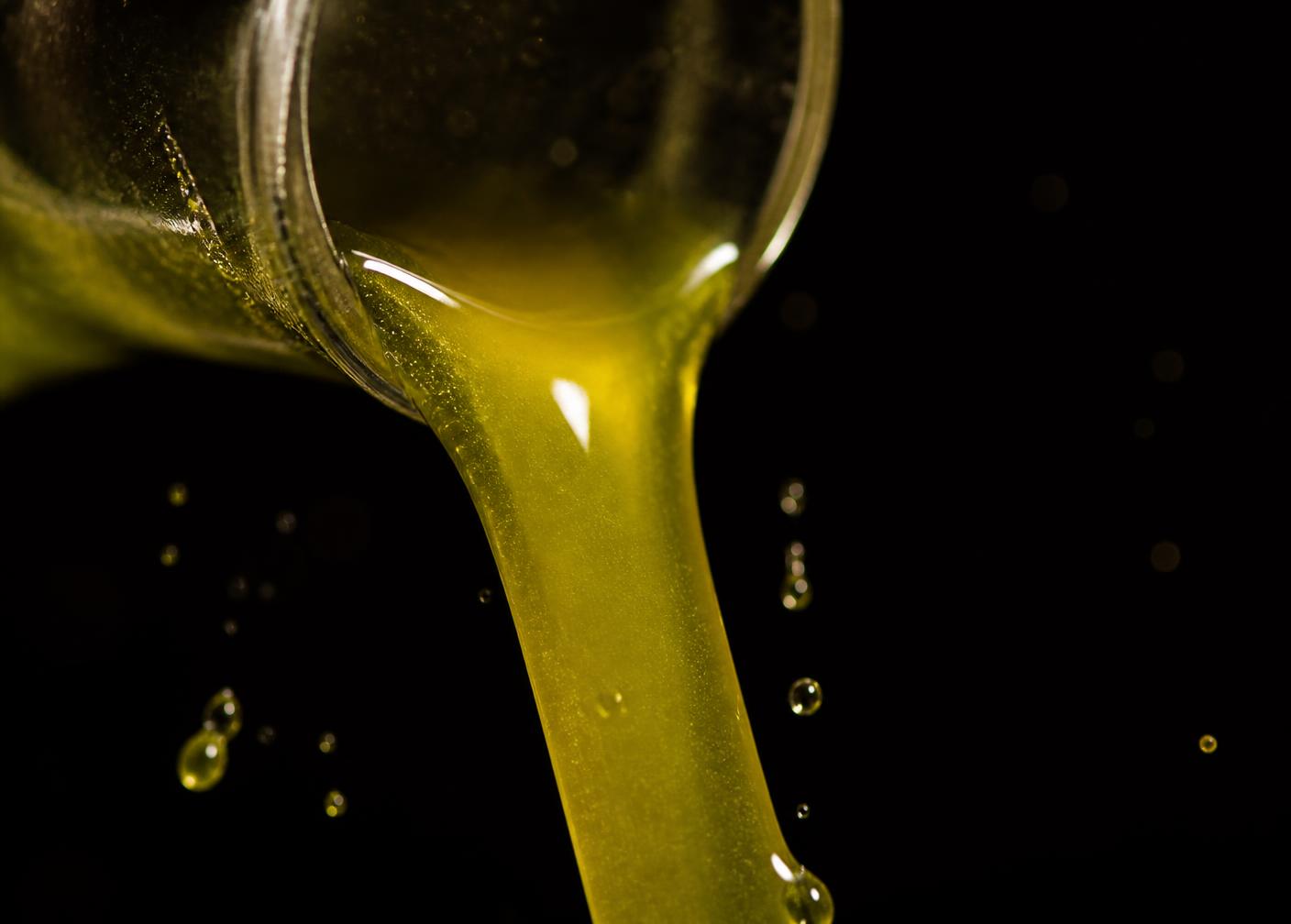 Olio nuovo non filtrato che cola dal frantoio